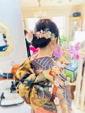 美容室 ティンカーベル シニヨンヘア