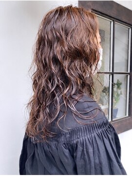 フイ(HUI) 20代30代40代大人可愛いデジタルパーマナチュラルくせ毛風