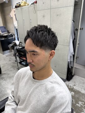 クロム トウキョウ ザ バーバーアルト 神保町店(CHROM TOKYO the Barber ALT) テーパーフェード×アップバングショート