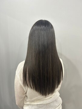カミエ(kamie) ロングヘアを上品に彩るグレージュ