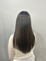 カミエ(kamie) ロングヘアを上品に彩るグレージュ
