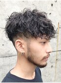ツイストスパイラルパーマツーブロックマッシュ短髪黒髪スーツ