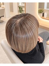 白髪ぼかしとは？白髪を隠さず自然に馴染ませる、大人女性に人気のヘアカラーを解説♪
