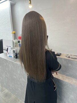 イロ バイ ミロク(ILO by miloc) グレージュカラー