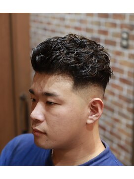 リルホビーズメンズグルーミング(Lil Hobbys Men's Grooming) バックデザインパーマスタイル