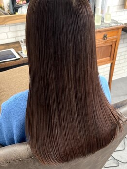 イオ(io)の写真/白髪も美しく魅せる、上品な透明感と艶で顔色まで明るく。光をまとったような洗練されたカラーが◎