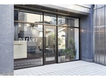 パーカー(parker)の雰囲気（ビル1階のガラス張りのお店です）