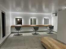 明るさもデザインされた広々とした店内