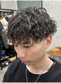 大人の波巻きスパイラルパーマミディアムロングメンズカットヘア