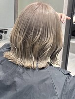 ベモ(NVEMO) くびれヘアホワイトブロンドホワイトグレージュセクシーミディ