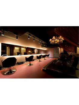 周りを気にせずリラックスできる空間が魅力。経験豊富なStylistが髪の悩みをしっかり解決いたします。