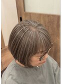 白髪を活かすハイライト×立体感ショート