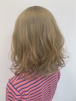 ケリーズグリーン(Kelly's Green)&nbsp;ベージュカラー × ミディアムヘアー