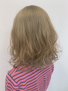 ケリーズグリーン(Kelly's Green) ベージュカラー × ミディアムヘアー