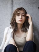 ミディアムヘアにブラウンベージュ