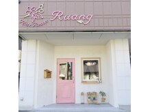 アンティーク加工したピンクのドアが目印♪