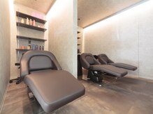 間接照明の落ち着いたシャンプーエリアは最高なリラックスタイム