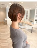 大人可愛い丸みショートボブ白髪ぼかしハイライトくびれショート