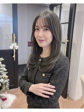 ハーツオオサカ(HE:ARTS OSAKA) 無機質グレージュのセンターパートロング