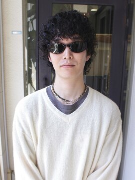 オーオ シカシカ(OOO YY) シンプルな服装とも相性がいいスパイラルパーマ/カーリーパーマ