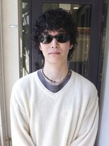 オーオ シカシカ(OOO YY) シンプルな服装とも相性がいいスパイラルパーマ/カーリーパーマ