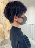 背筋が伸びる凛としたベリーショートマッシュとダークアッシュ
