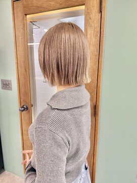 ヒビヲ(HIBIO) 横浜ボブケアブリーチダブルカラータッセルボブ切りっぱなしボブ