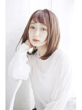 ラクシア(LUXIA) 透け感バングのミディアムヘア