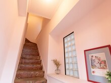 扉を開けると階段がありますので3階までお上がりください♪