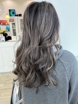 ソアロ(SOARO)&nbsp;県庁シルバーグレージュロングレイヤー20代