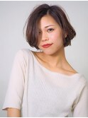 ピーチベージュのツヤ感大人ショートボブ