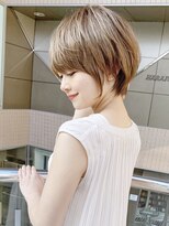 アンド ストーリーズ(&STORIES)&nbsp;大人可愛い耳かけショートボブフォギーベージュ【江角力也】