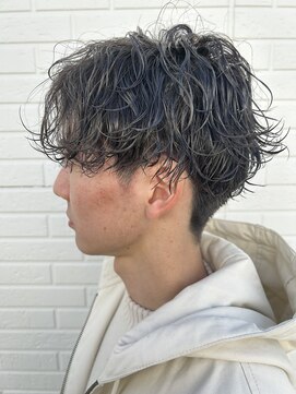 ヒュイル バイ ニアウ(Hwyl by Niau) メンズセンターパート波巻スパイラルパーマニュアンスパーマ眉毛