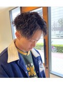 黒髪縦落ちツイストスパイラルパーマツーブロックセンターパート