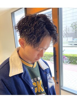 フリーク バーバーショップ 都島店(FREAK BARBER SHOP) 黒髪縦落ちツイストスパイラルパーマツーブロックセンターパート