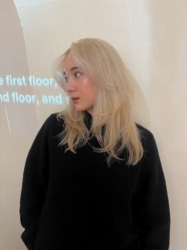 ホテリー(Hotely) ホワイトブロンドカラーブリーチあり20代セミロングレイヤー