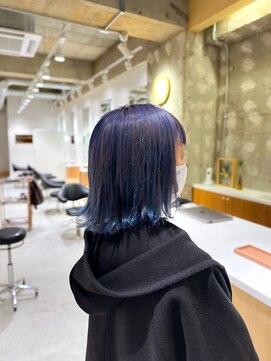 ワッカ(wacca) ブリーチ　ブルー　フラットボブ　外ハネ