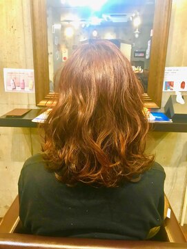 1+ アンプリュス(Unplus) オレンジアッシュ波巻きミディ【市川】