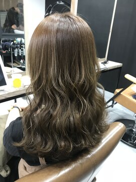 イズ 札幌店(is) 波巻きミディアム・プラチナベージュ