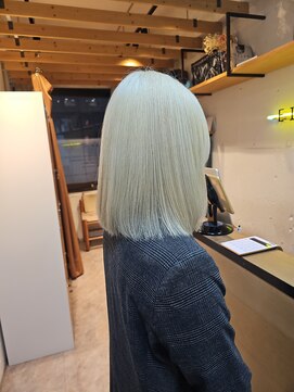 エイト 福岡天神店(EIGHT fukuoka) ホワイトブロンド