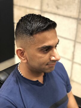 フランクスバーバー アンド ビアークラブ(FRANK'S BARBER and BEER CLUB) かき上げワイルドアップバングショートレイヤーフェードカット