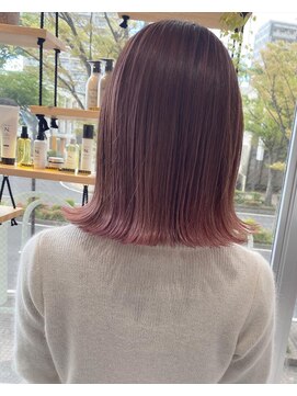 リズム(lysm) ハイトーン ピンクベージュ × 切りっぱなしボブ