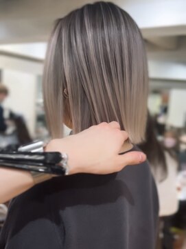 サイン 表参道(SIGN) バレイヤージュハイライトグラデーションカラー白髪ぼかし