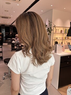 ステア ケース(stair case) ハイライト　レイヤーヘア　ピンクベージュ系