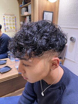 フォーコーナーズ(Four Corners) スペインカール／スキンフェード