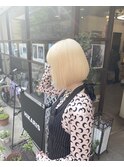 笑顔溢れるハイトーンブリーチ抜きっぱなしブロンドショートボブ