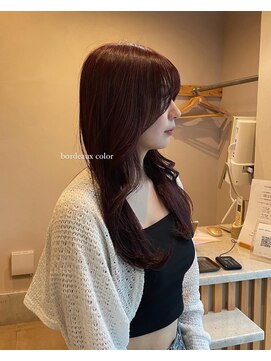 ヘアデザイン ソラ(Sola) 小顔フェイスレイヤー韓国ウェーブツヤ感ワインレッドカラー