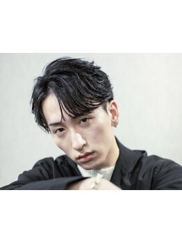 大人気のニュアンスパーマをかけてのセンターパートは、朝時間が無いビジネスマンにもピッタリです！