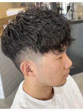 フランクスバーバー アンド ビアークラブ(FRANK'S BARBER and BEER CLUB) ツーブロック・テーパーフェード・スペインカール