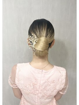 ヘアーメイクサロンアール(hair make salon R) タイトシニヨン